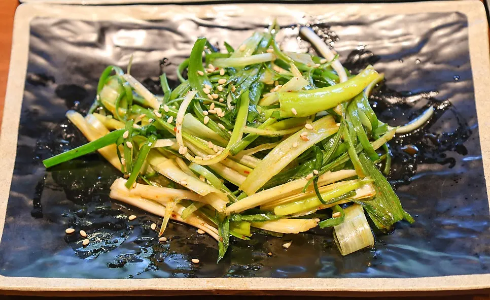 명란젓과 백김치가 담긴 반찬 접시