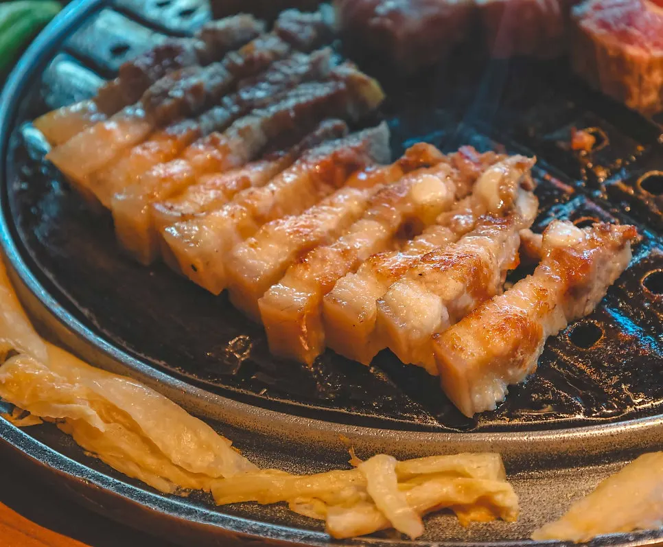 직원이 구워준 흑돼지 구이 조각