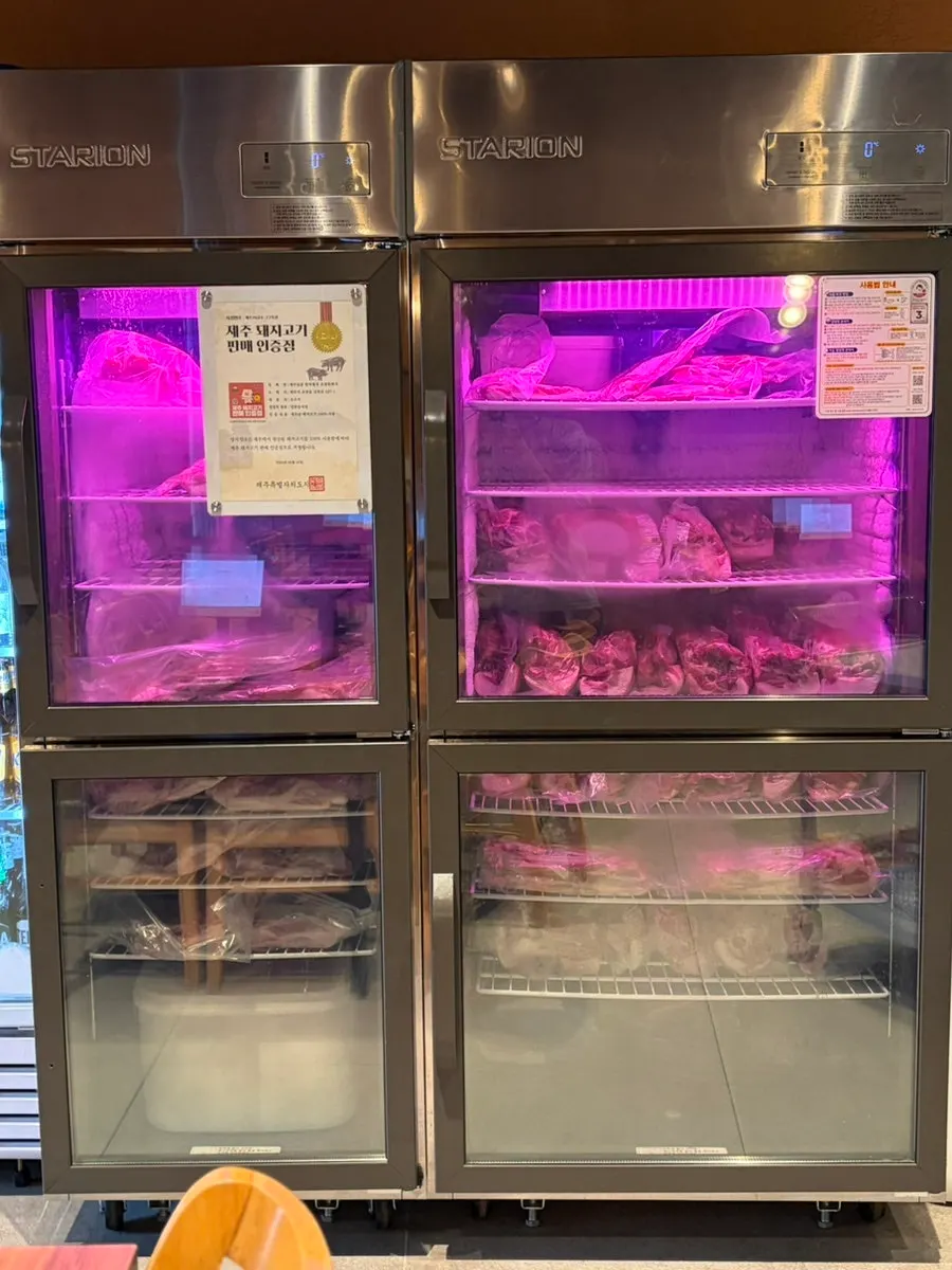Certified Jeju black pork retailer notice and aged black pork