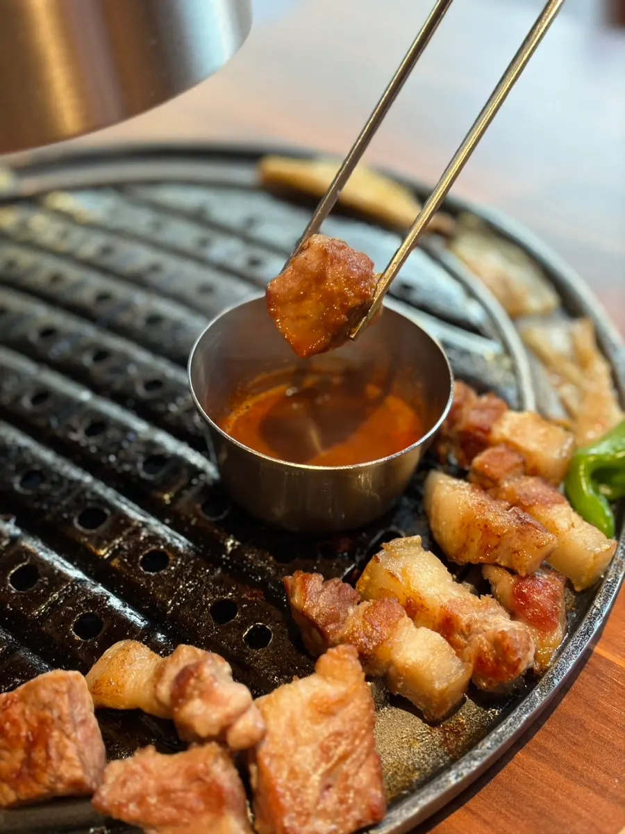 The last bite of black pork at Jeju Samchun