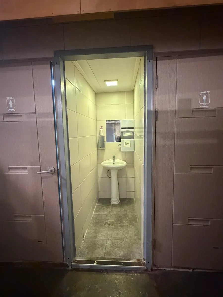 매장 안쪽 세면대와 화장실 입구
