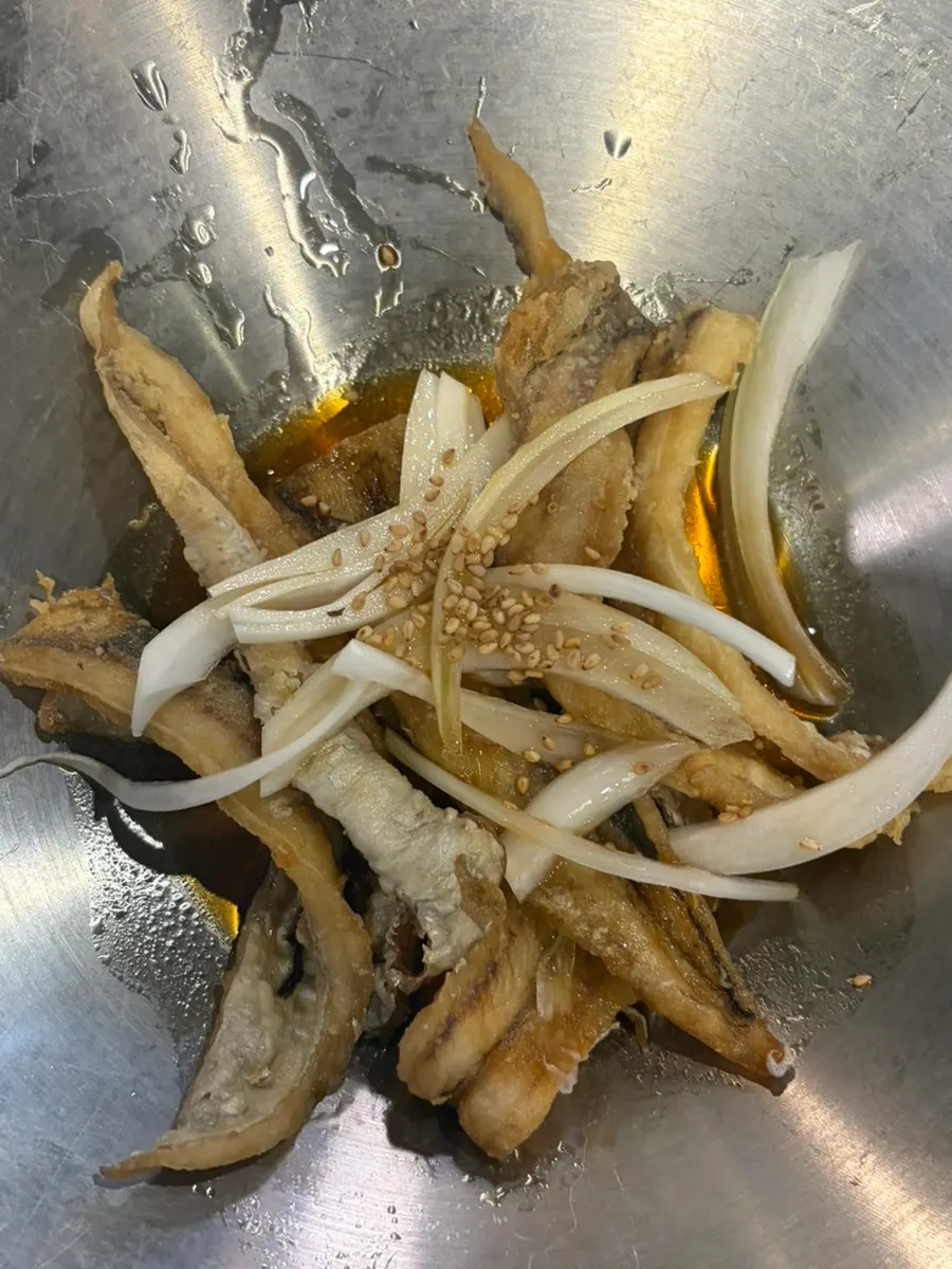 반찬이 가득 깔린 갈치조림 상차림