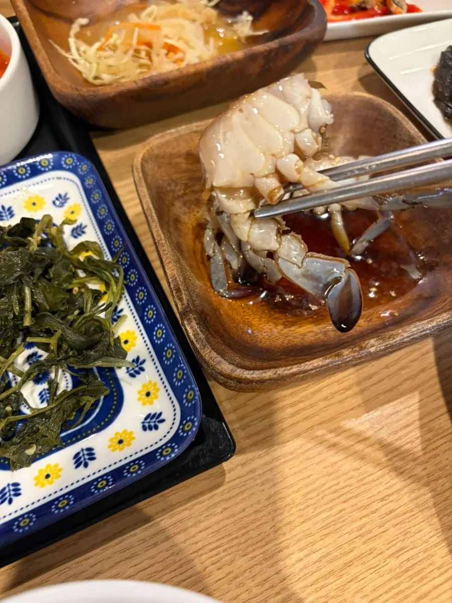 살이 꽉 찬 간장게장과 제주식 반찬