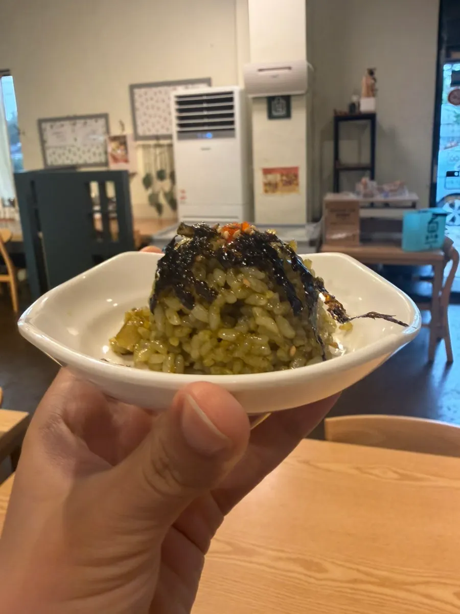 반찬으로 나온 전복소라게우밥