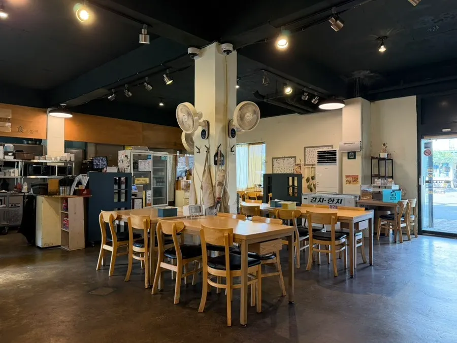 Indoor seating and tables at Sikgwa Hamkke Jeju Sanbangsan Branch