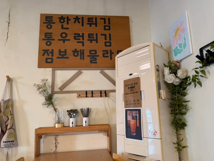 Decor pieces and aprons inside Sikgwa Hamkke