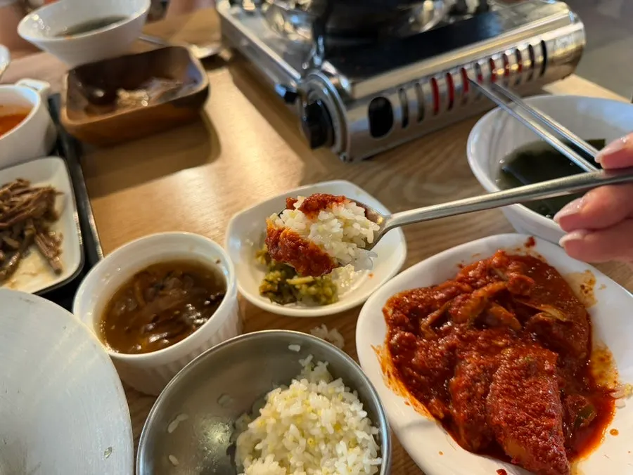 Sauce-soaked cutlassfish meat placed on top of rice