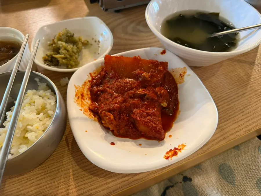 A bowl of rice mixed with the stew's sauce