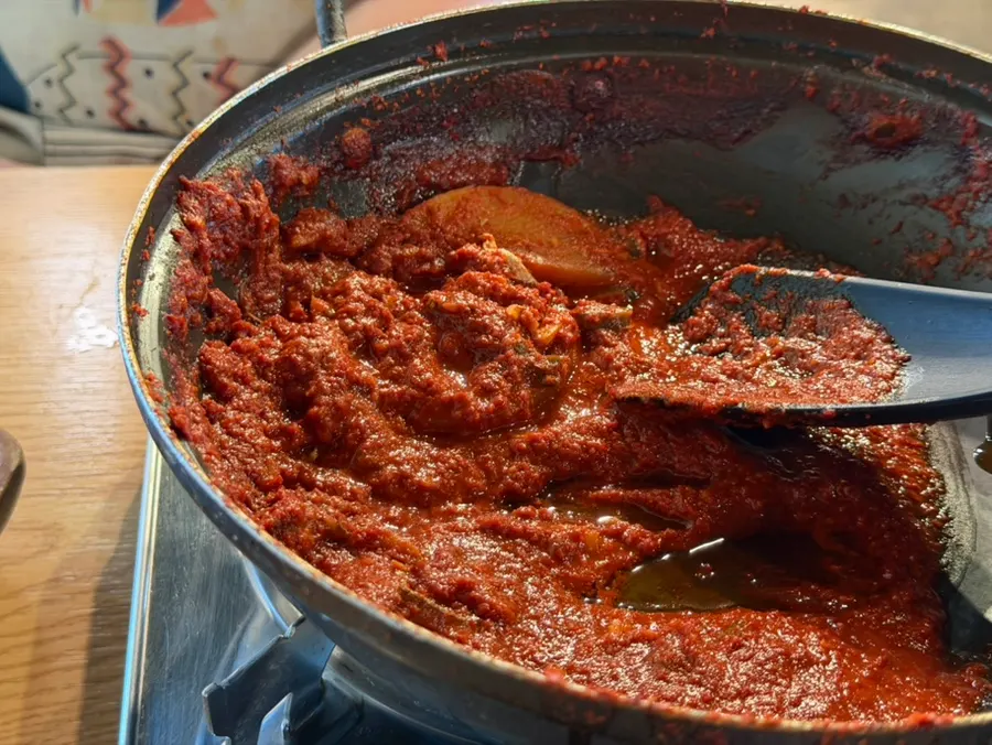 Red cutlassfish stew sauce eaten together with rice