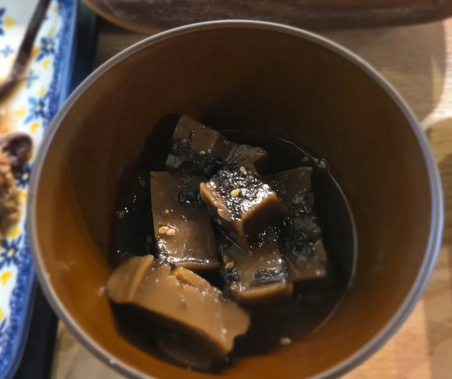 담백한 묵무침 반찬 접시