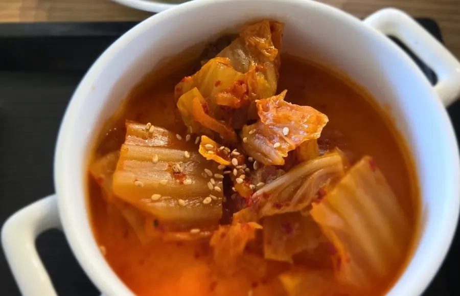 자작한 김치볶음 반찬
