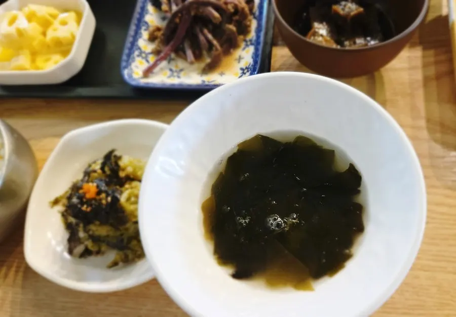 한상차림에 포함된 성게미역국