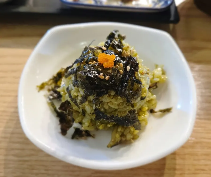 김가루와 날치알 올린 전복소라게우밥