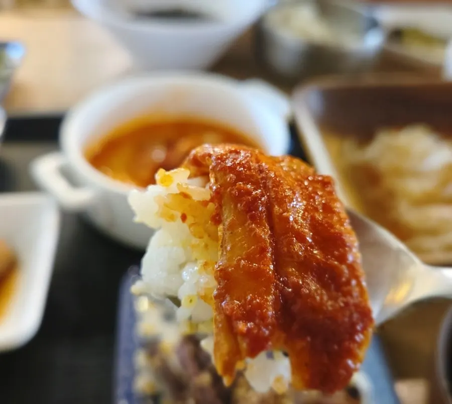 쌀밥 위에 올린 순살 갈치 살과 무