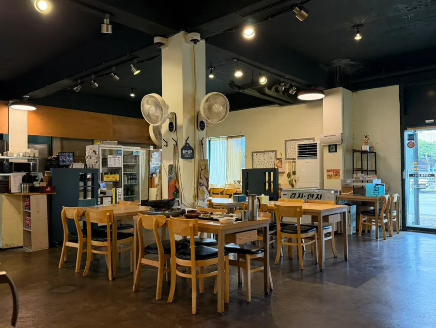 Interior of Sikgwa Hamkke with spacious table layout