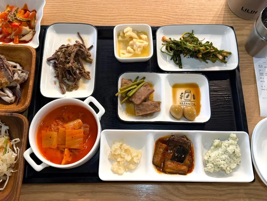 Side dish spread including seasoned turban shell and soy-marinated crab