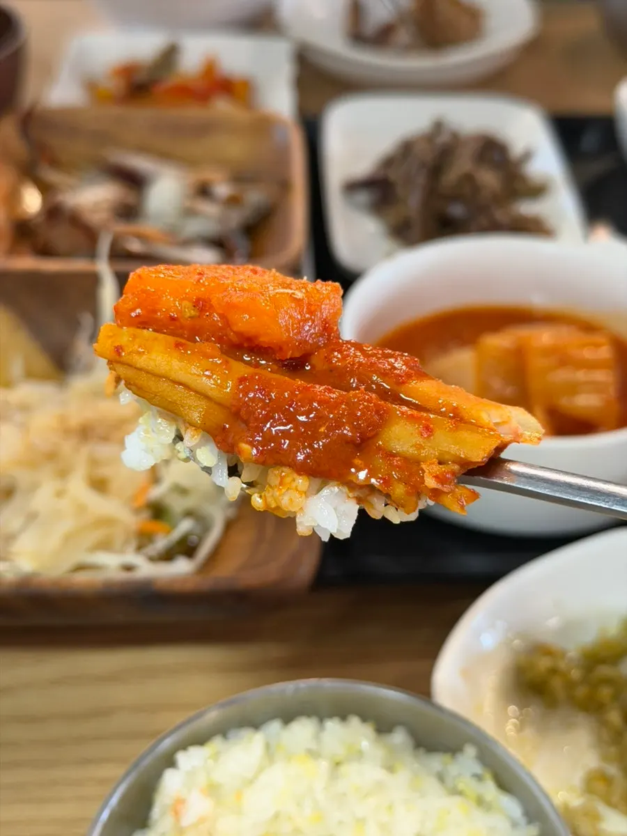 Boneless cutlassfish and sauce piled on rice