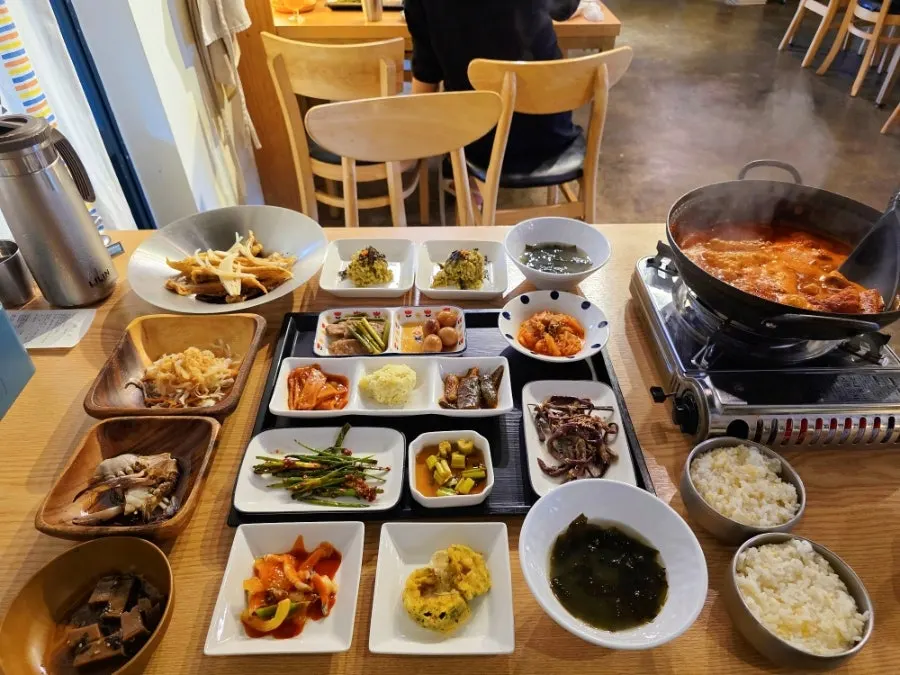 The full table set of boneless braised cutlassfish for two with side dishes