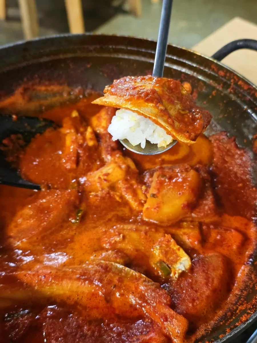 Eating the boneless braised cutlassfish with the broth
