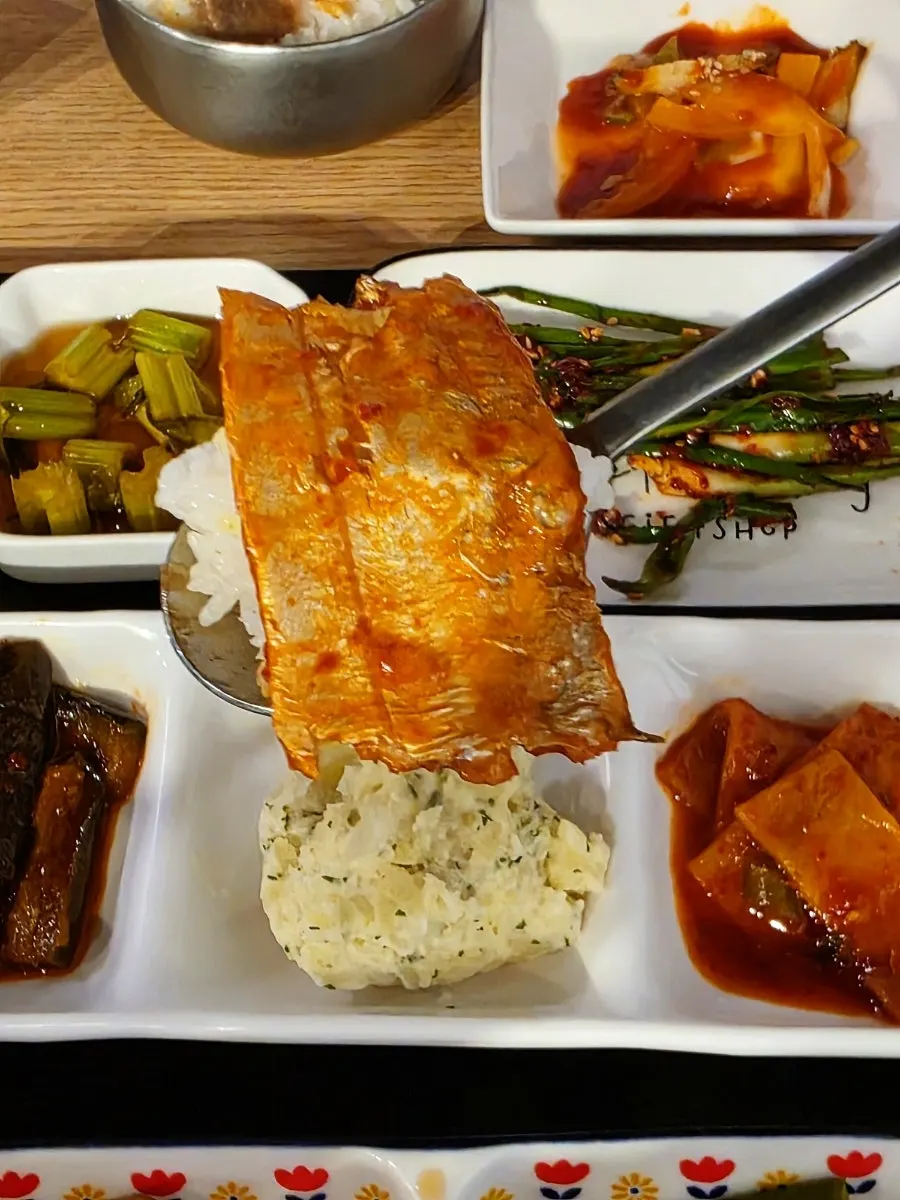 A spoonful of braised cutlassfish with rice