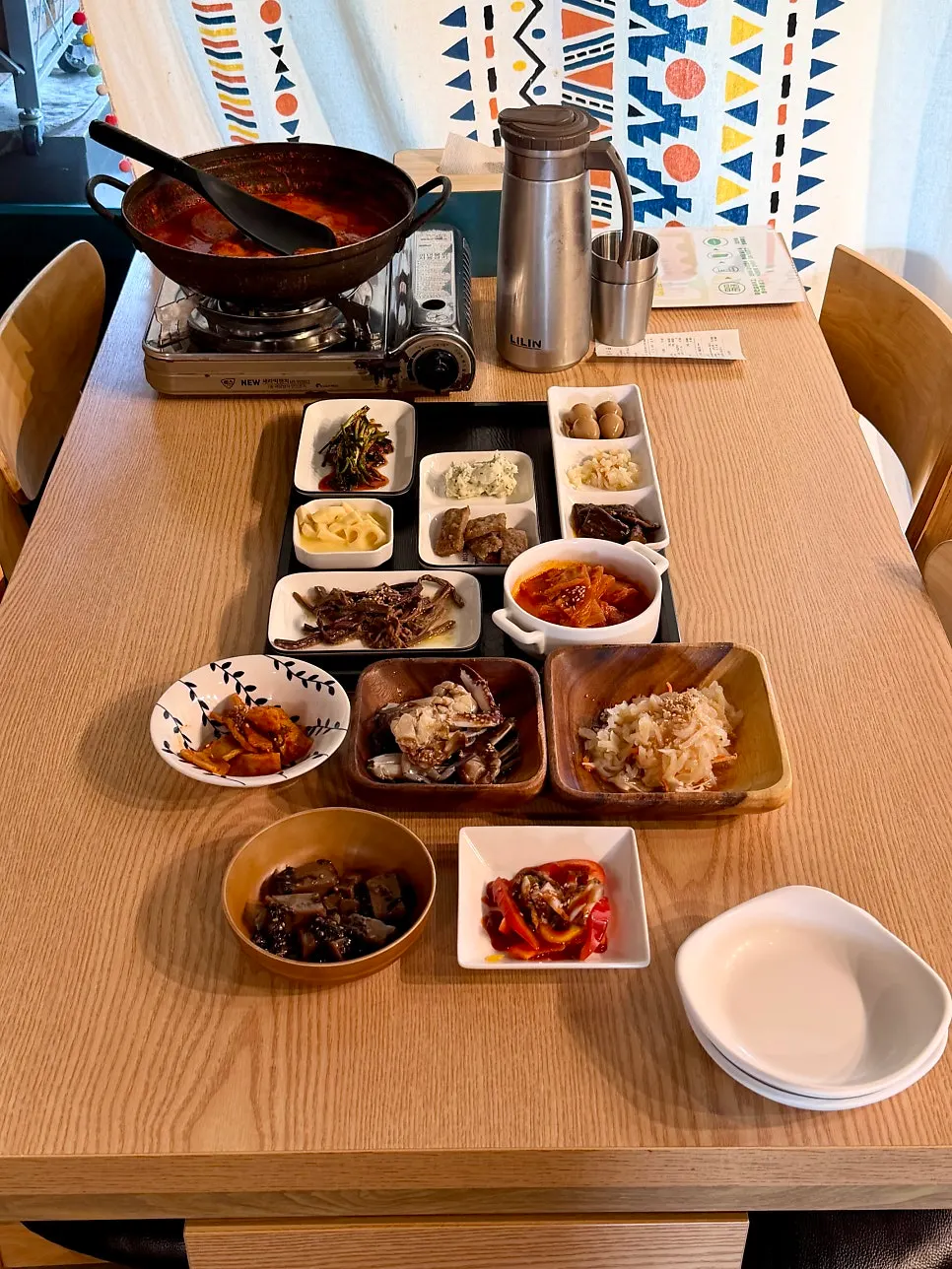 반찬이 가득 깔린 갈치조림 상차림