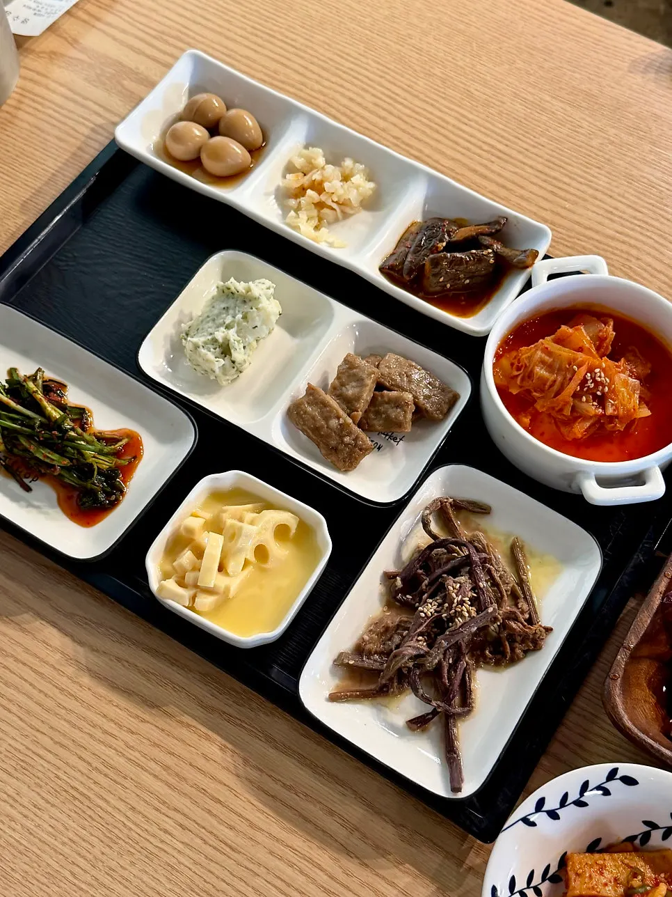 고사리와 감자샐러드 등 직접 만든 밑반찬
