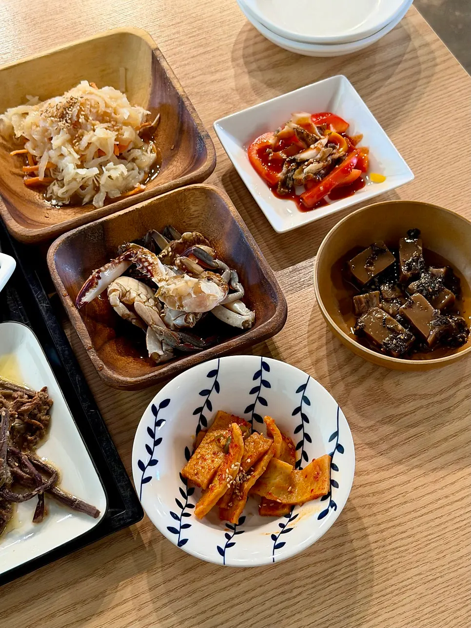 메추리알과 부추무침 등 다양한 반찬 접시