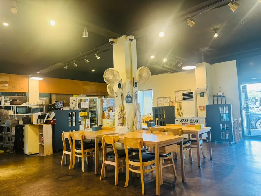 식과함께 제주산방산점 깔끔한 내부 좌석