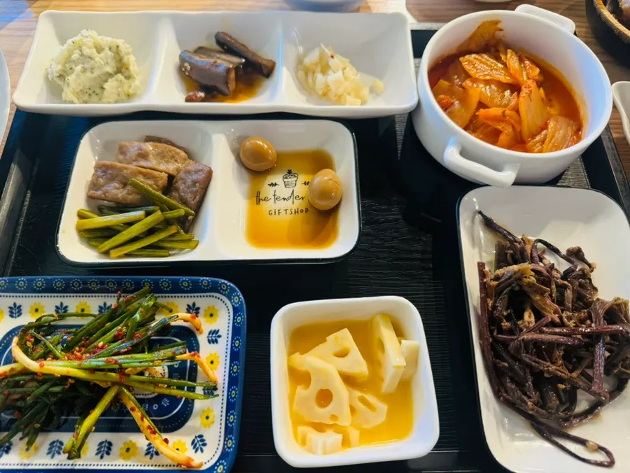 뿔소라 무침과 함께 차려진 밑반찬 상