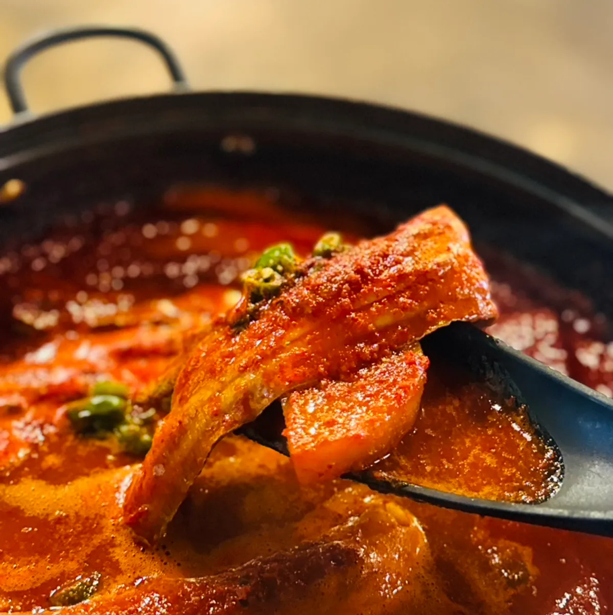밥 위에 올린 순살 갈치조림과 양념