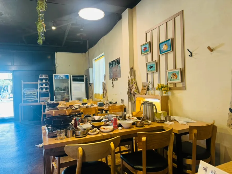 갈치조림과 밑반찬이 차려진 식탁 전경