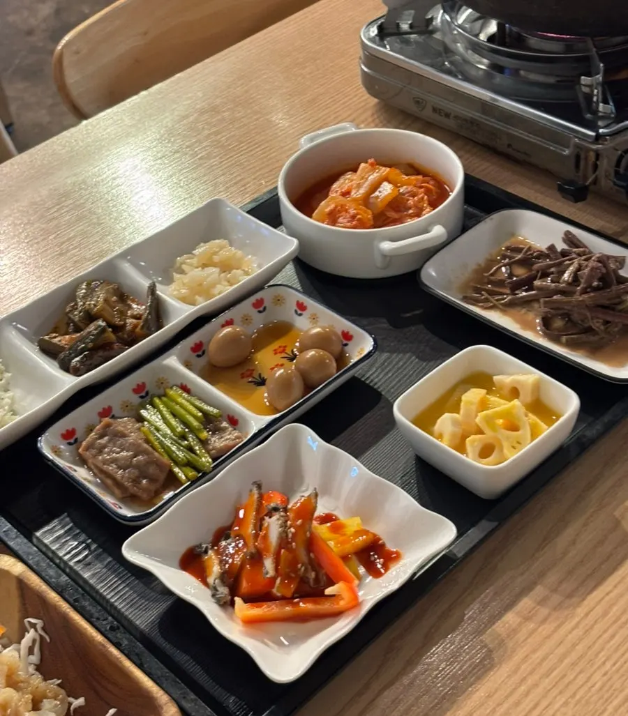 한상 가득 차려진 기본 반찬