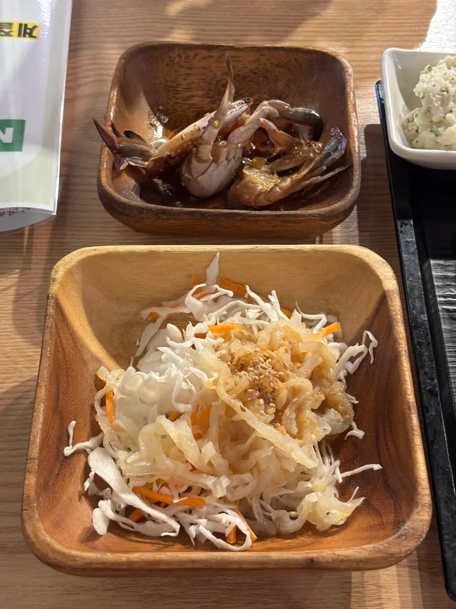 전복회 무침 등 제주 반찬 접시