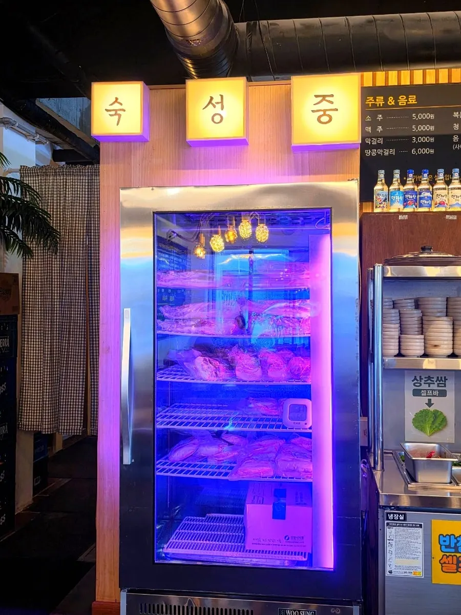 '숙성중'이라고 적힌 돈구어 전용 숙성 냉장고