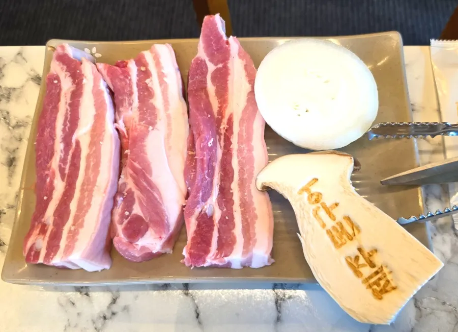 세팅된 돈구어 흑돼지 한상 세트 2인 상차림