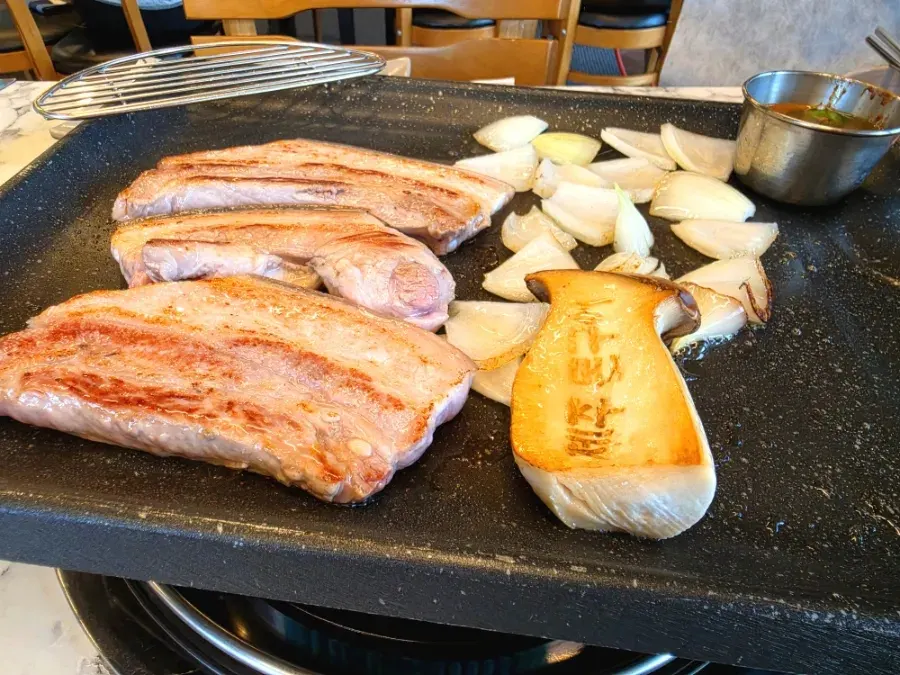 불판에 올린 숙성 흑오겹살 180g