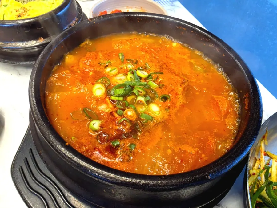 노릇하게 구워진 두툼한 흑오겹살