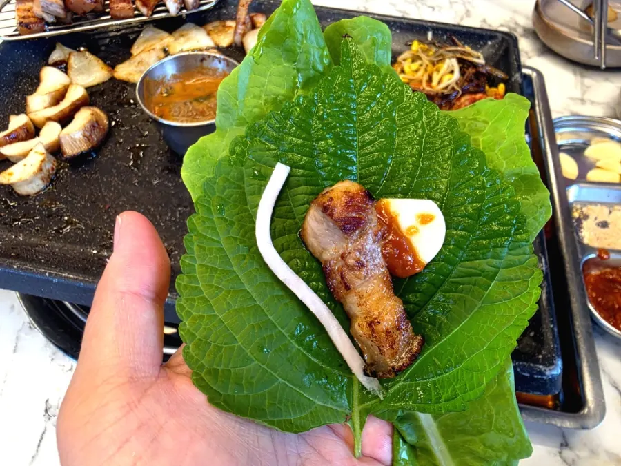 흑오겹살과 함께 나온 싱싱한 쌈채소
