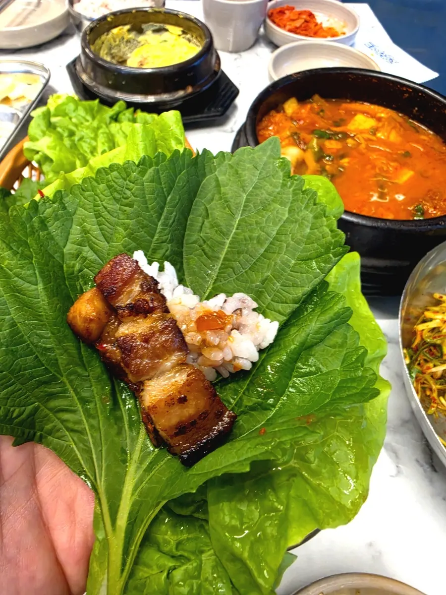 고기가 푸짐하게 든 흑돼지 김치찌개