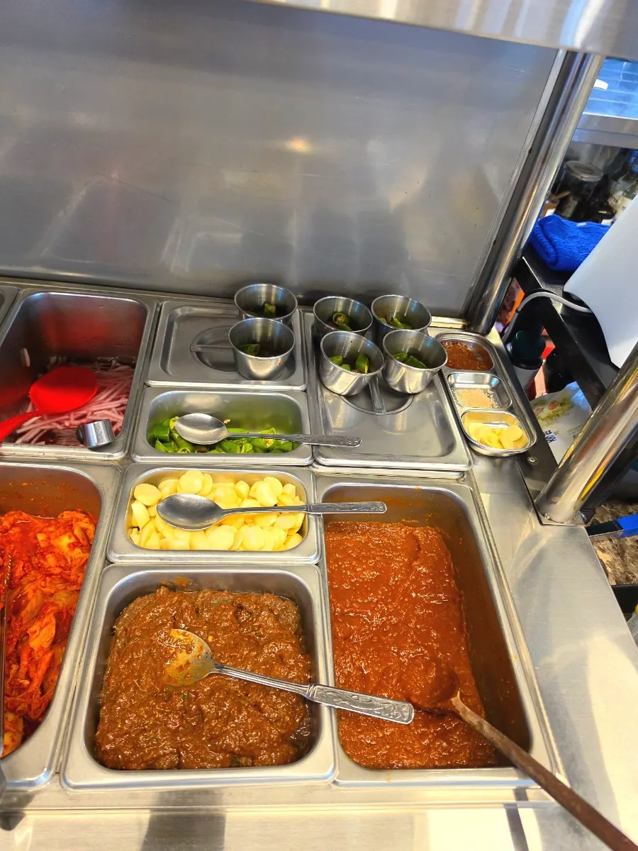 셀프바 반찬과 소스 구성