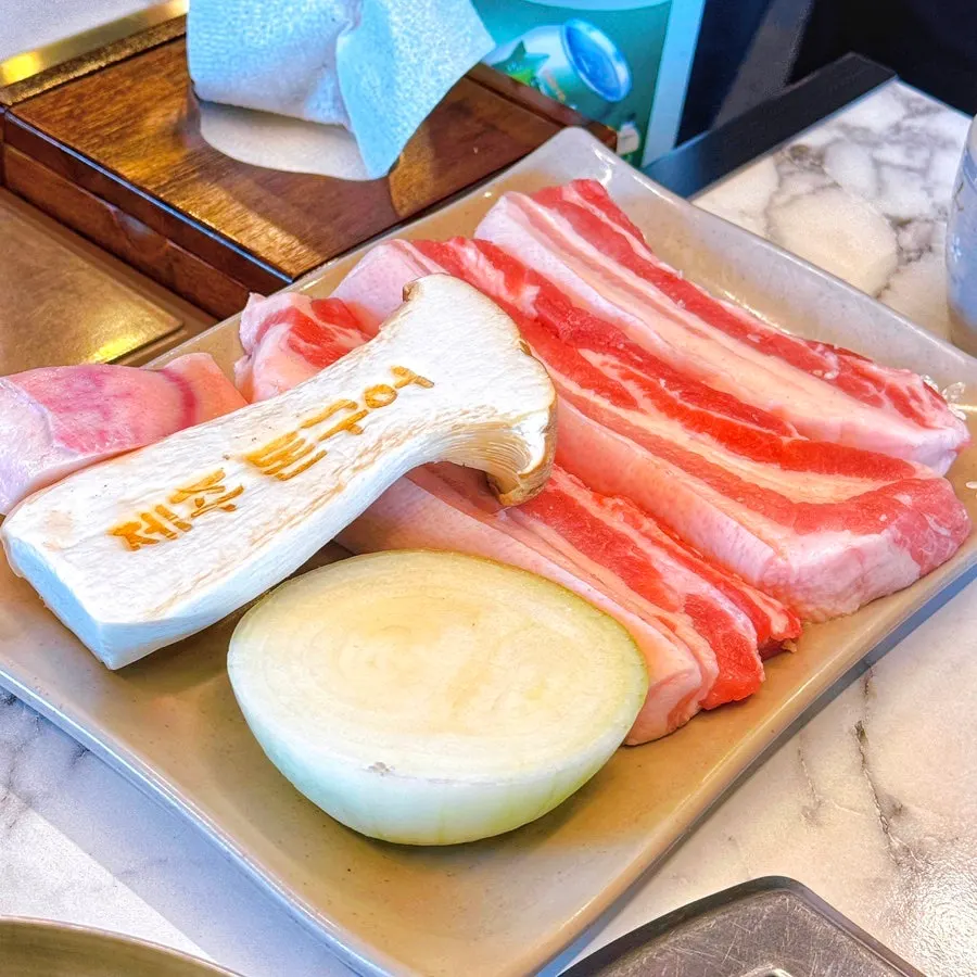 저온 숙성한 제주 흑오겹살 생고기