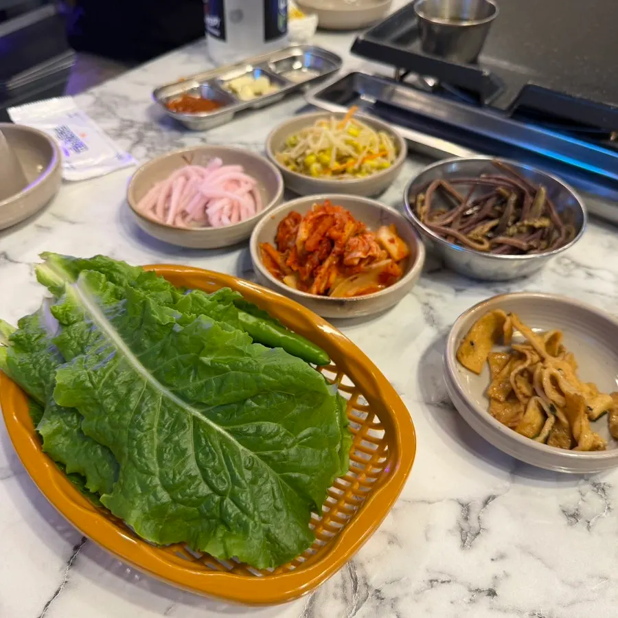 Lauk asas seperti sayur salad dan taugeh