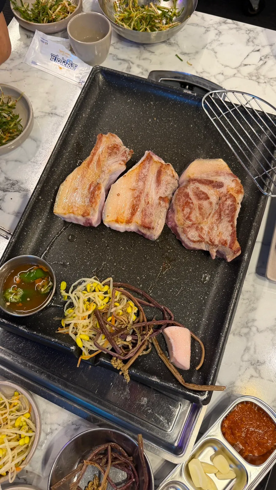 Heuk-o-gyeopsal diperam yang dihiris tebal