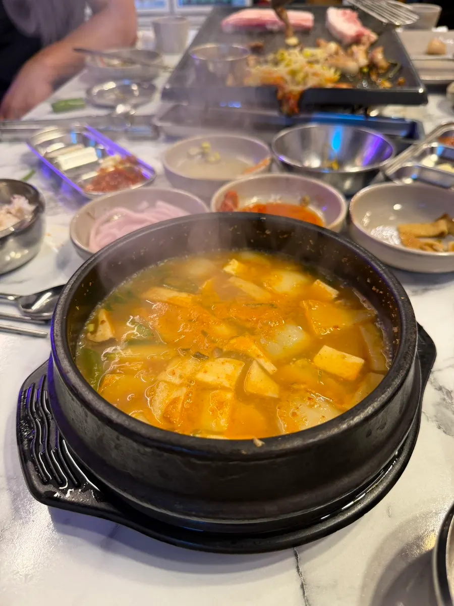 Jjigae doenjang gebu bersama nasi putih