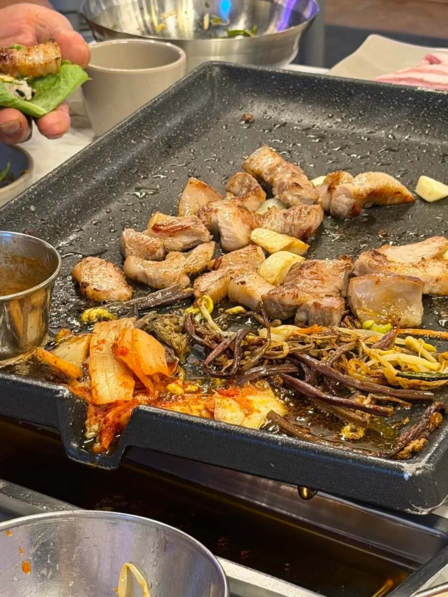 Daging dibakar bersama taugeh, pakis dan kimchi lama