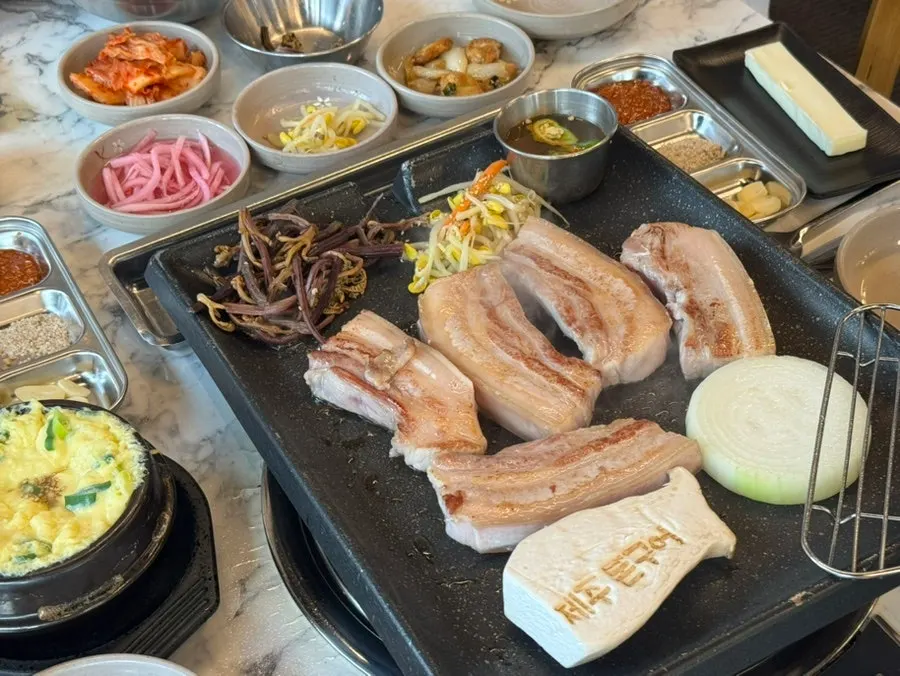 Full spread of the Jeju black pork set at Don Gueo