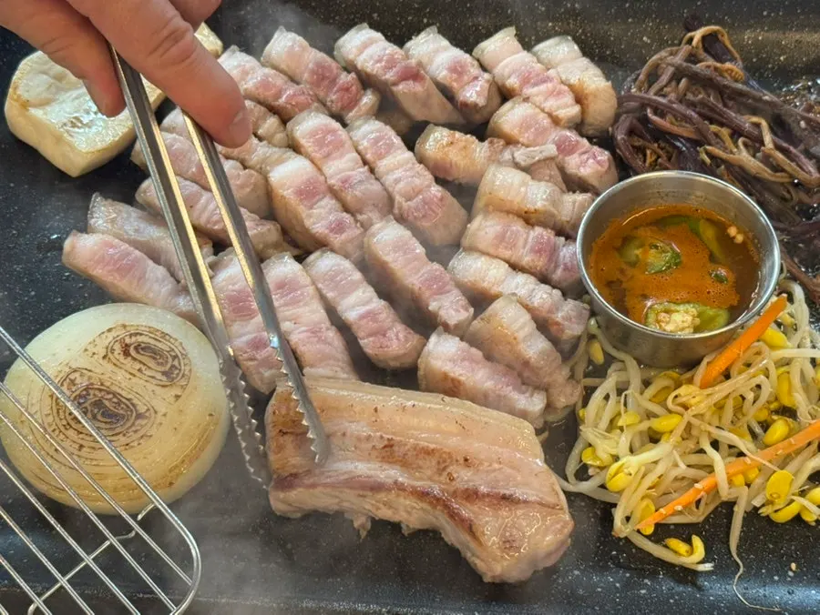 Extra order of 200g aged black pork belly
