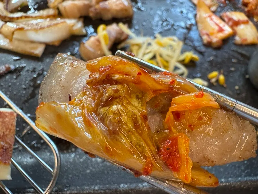 Grilled kimchi and black pork on the pan