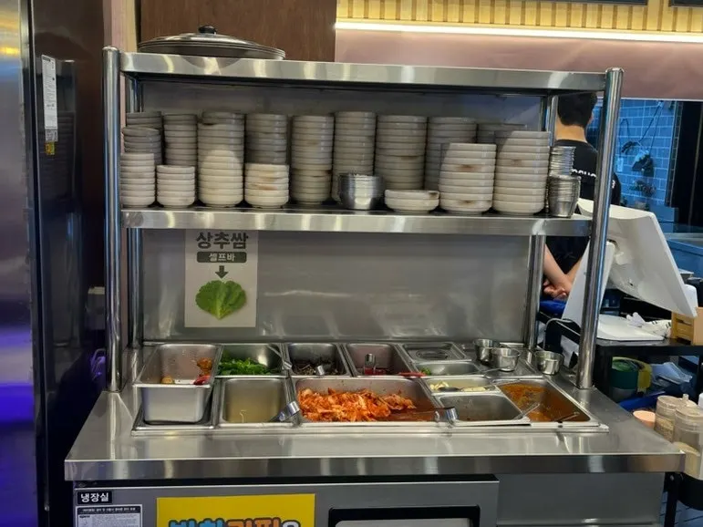 Self-bar with bean sprouts and lettuce wraps