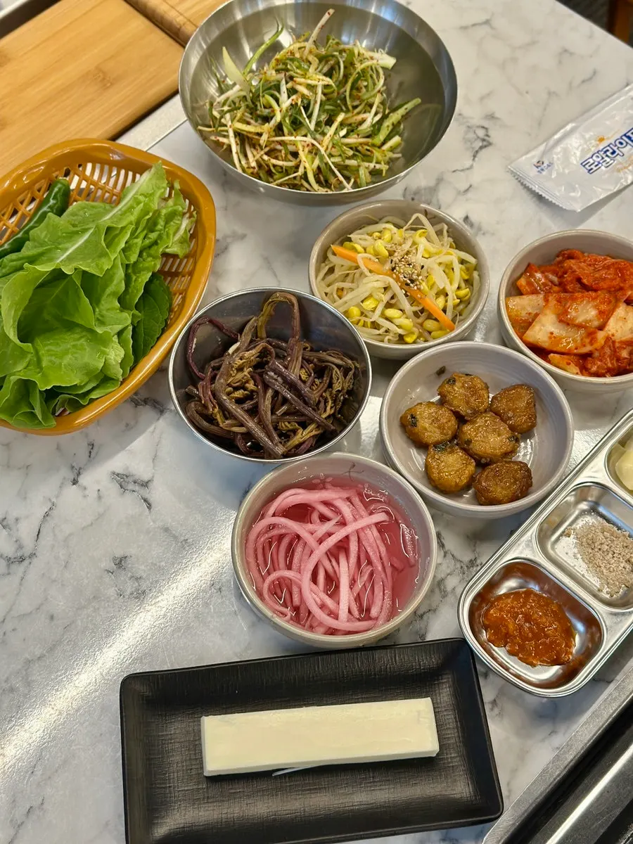 푸짐하게 깔린 돈구어 기본 반찬